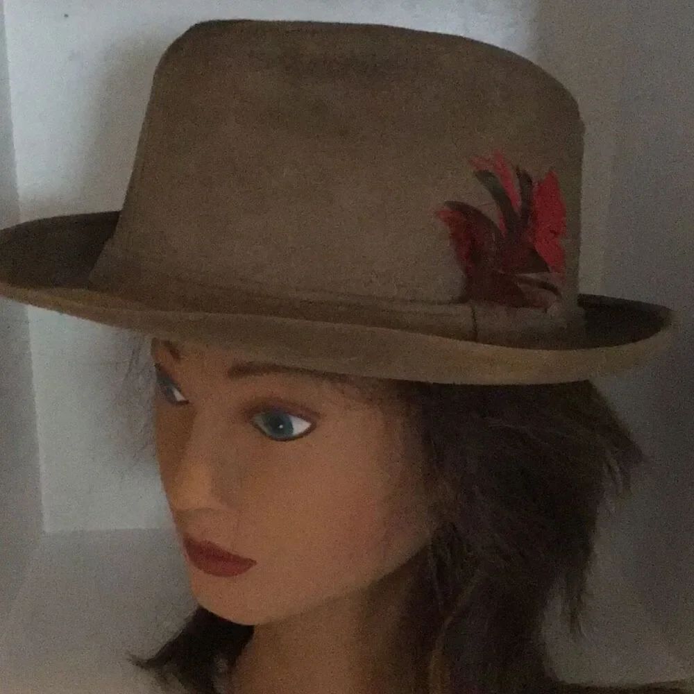 Vintage globe, masters, suede fedora